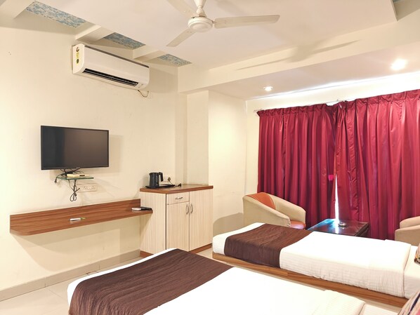 Classic Double or Twin Room | Desk, blackout curtains, free WiFi