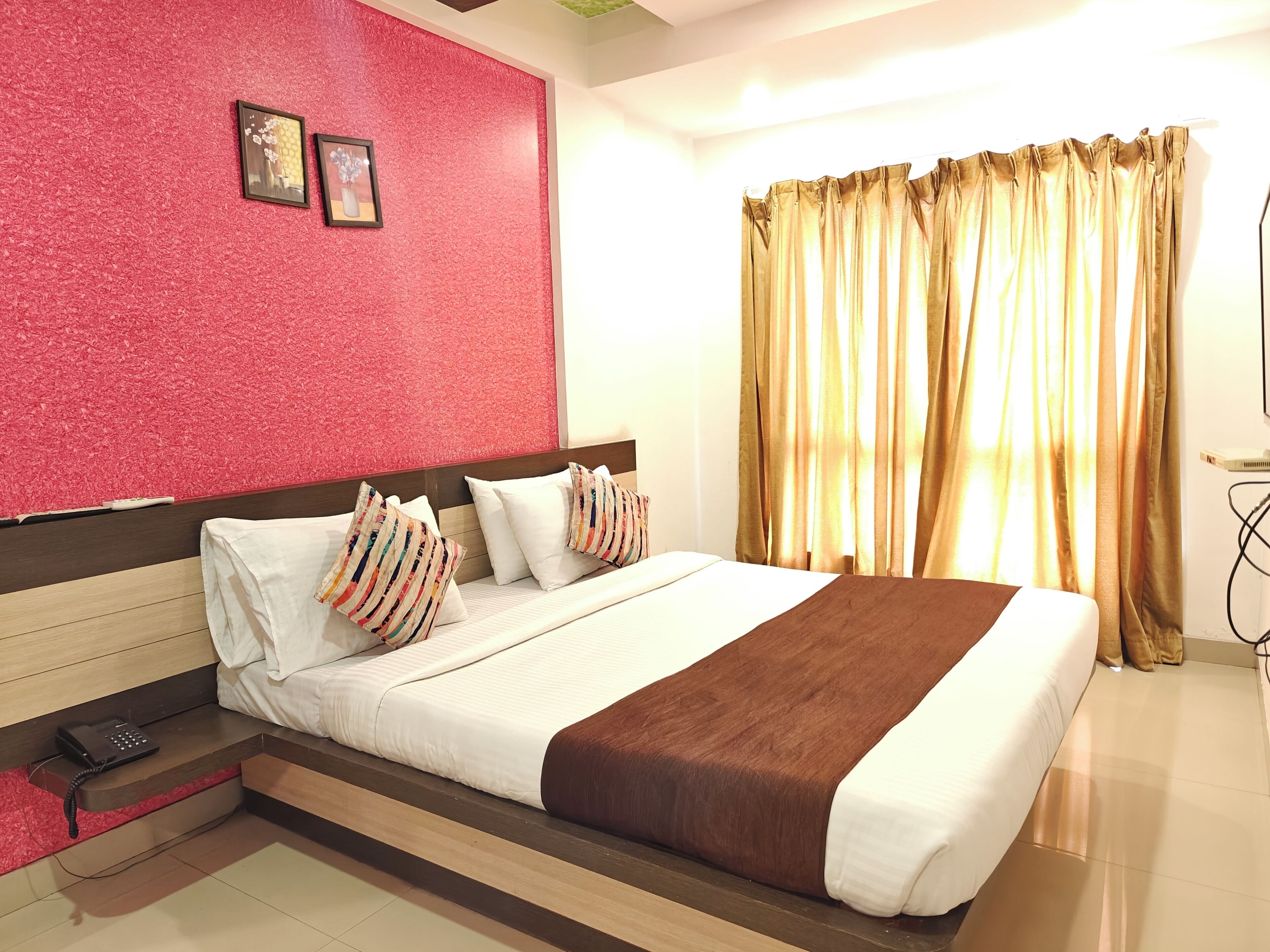 Deluxe-Doppelzimmer | Schreibtisch, Verdunkelungsvorhänge, kostenloses WLAN