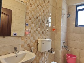 Classic-Doppel- oder -Zweibettzimmer | Badezimmer | Dusche, Handtücher, Seife, Shampoo