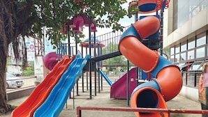 Un parque infantil con toboganes y estructuras para escalar.