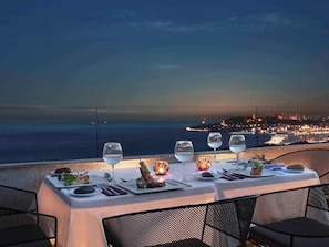 Outdoor dining - La Bella Suites Beyoglu (Istanbul)