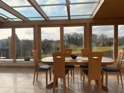 Appartement spacieux avec grande véranda, vue sur vignes et forêt, 130 m²