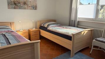 Tabla de planchar con plancha, wifi y ropa de cama