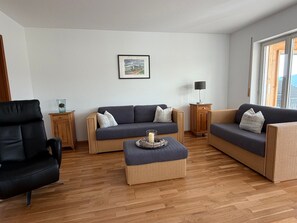 TV, fireplace - Landzeit Apartment with Large Conservatory, Vineyard & Forest Views, 130 sqm (Efringen-Kirchen)