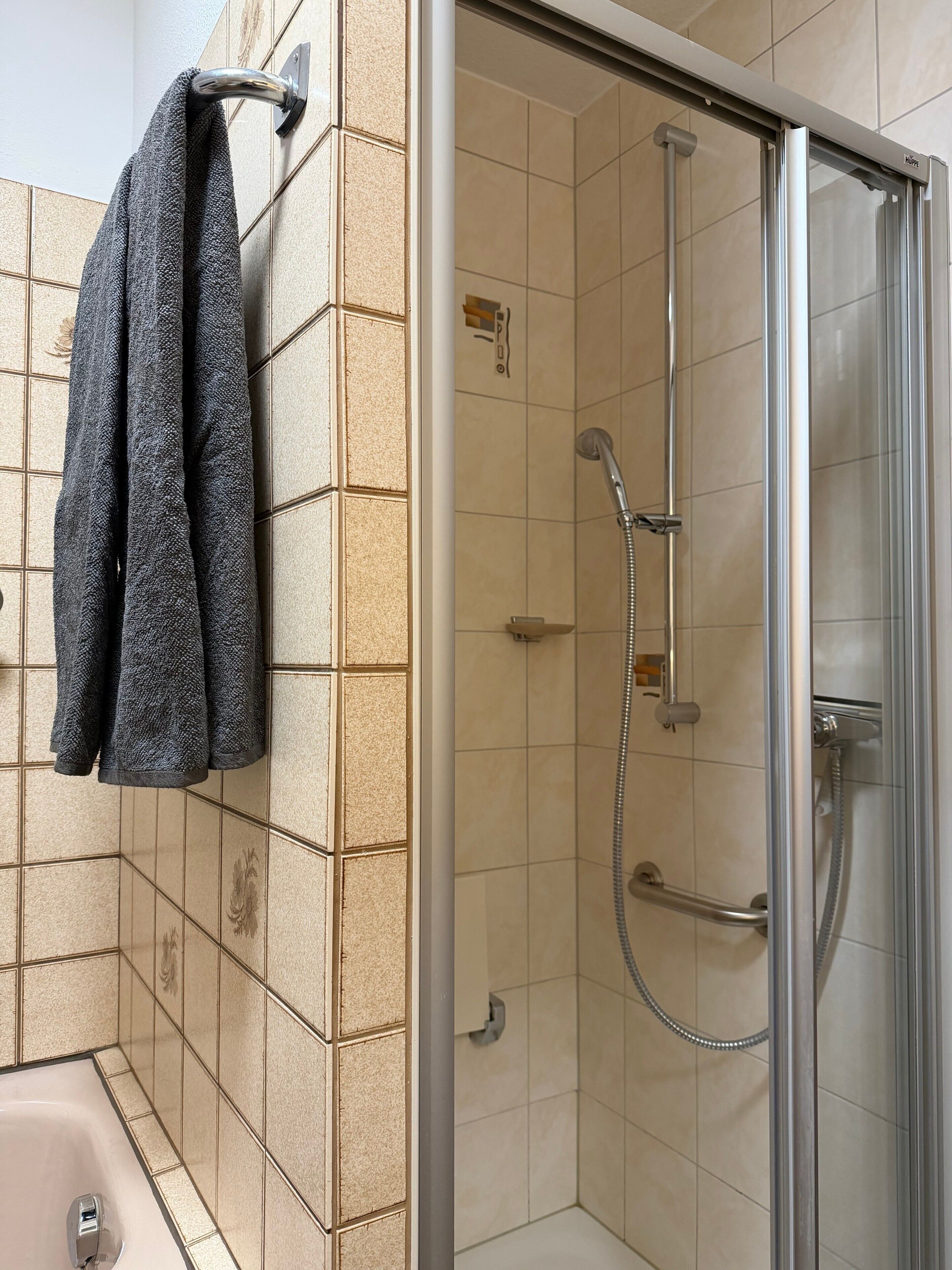 Dusche, Haartrockner, Handtücher