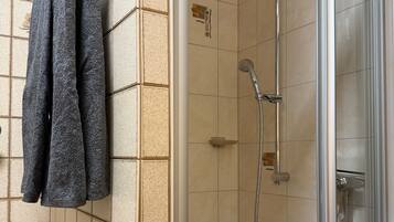 Dusche, Haartrockner, HandtĂŒcher