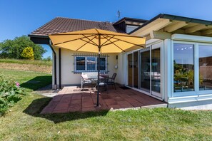 Outdoor dining - Landzeit Apartment with Large Conservatory, Vineyard & Forest Views, 130 sqm (Efringen-Kirchen)