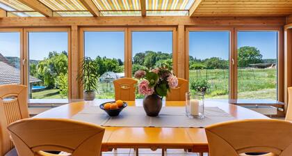 Appartement spacieux avec grande véranda, vue sur vignes et forêt, 130 m²