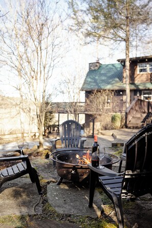 Property grounds - Tremendous 3-bedroom cabin with AC in charming Franklin (Franklin)