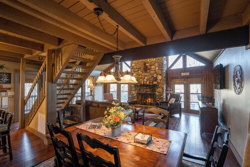 Tremendous 3-bedroom cabin with AC in charming Franklin