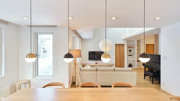 Comfort Villa, 4 Bedrooms, Non Smoking, City View | In-room dining