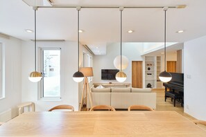 Comfort Villa, 4 Bedrooms, Non Smoking, City View | In-room dining - Moiwa Moutain Villa (Sapporo)