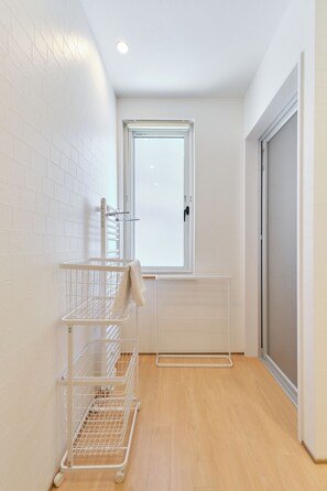 Comfort Villa, 4 Bedrooms, Non Smoking, City View | Bathroom | Separate bathtub and shower, free toiletries, hair dryer, slippers - Moiwa Moutain Villa (Sapporo)