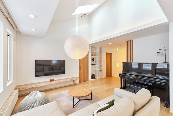 Comfort Villa, 4 Bedrooms, Non Smoking, City View | Living area - Moiwa Moutain Villa (Sapporo)