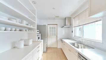 Comfort Villa, 4 Bedrooms, Non Smoking, City View | Private kitchen | Full-sized fridge, microwave, stovetop, toaster