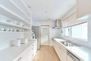 Comfort Villa, 4 Bedrooms, Non Smoking, City View | Private kitchen | Full-size fridge, microwave, stovetop, toaster - Moiwa Moutain Villa (Sapporo)