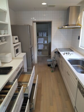 Full-sized fridge, microwave, stovetop, cookware/dishes/utensils - Moiwa Moutain Villa (Sapporo)