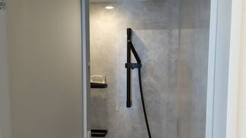 Bañera y ducha independientes y artículos de higiene personal gratuitos