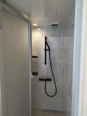 Separate bathtub and shower, free toiletries, hair dryer, slippers - Moiwa Moutain Villa (Sapporo)