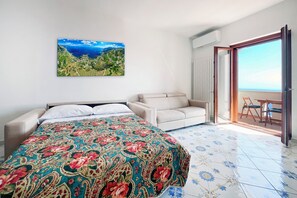 1 bedroom, iron/ironing board, travel cot, free WiFi - Casa Ketty: Sea View, Private Parking, and Shuttle to the City Center (Tovere (San Pietro))