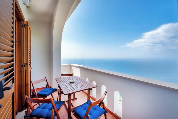 Outdoor dining - Casa Ketty: Sea View, Private Parking, and Shuttle to the City Center (Tovere (San Pietro))