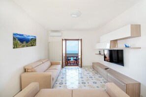Smart TV - Casa Ketty: Sea View, Private Parking, and Shuttle to the City Center (Tovere (San Pietro))