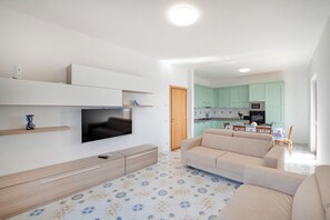 Smart TV - Casa Ketty: Sea View, Private Parking, and Shuttle to the City Center (Tovere (San Pietro))