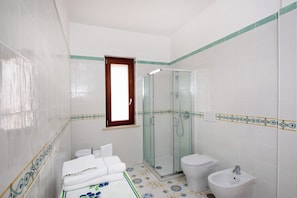 Shower, hair dryer, bidet, towels - Casa Ketty: Sea View, Private Parking, and Shuttle to the City Center (Tovere (San Pietro))