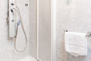 Shower, bidet, towels, shampoo - Just a perfect stay By Dimorra (Naples)
