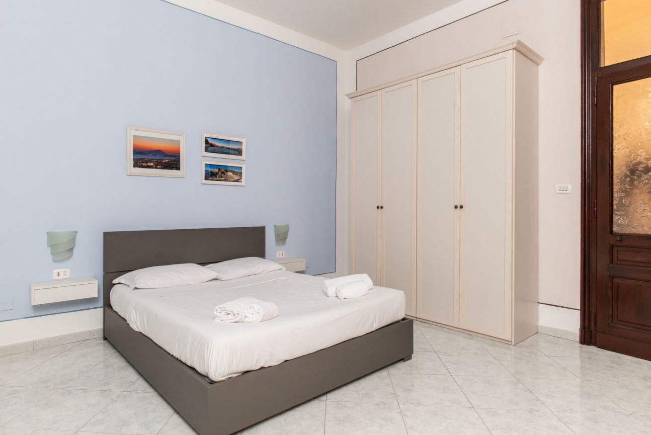 1 bedroom, desk