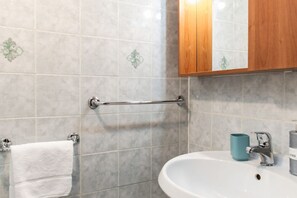 Douche, bidet, serviettes fournies, shampoing