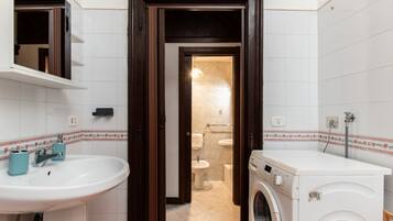 Doccia, bidet, asciugamani, shampoo