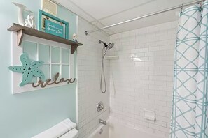Shower, towels - 🏖️Large Balcony | Beachfront | Pool | Moondrifter 205 🏖️ (Panama City)