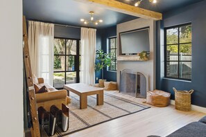 Living area - Luxury Lodge, Heated Magnesium Pool, Sauna & Cold Plunge (Dallas)