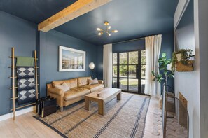 Living area - Luxury Lodge, Heated Magnesium Pool, Sauna & Cold Plunge (Dallas)