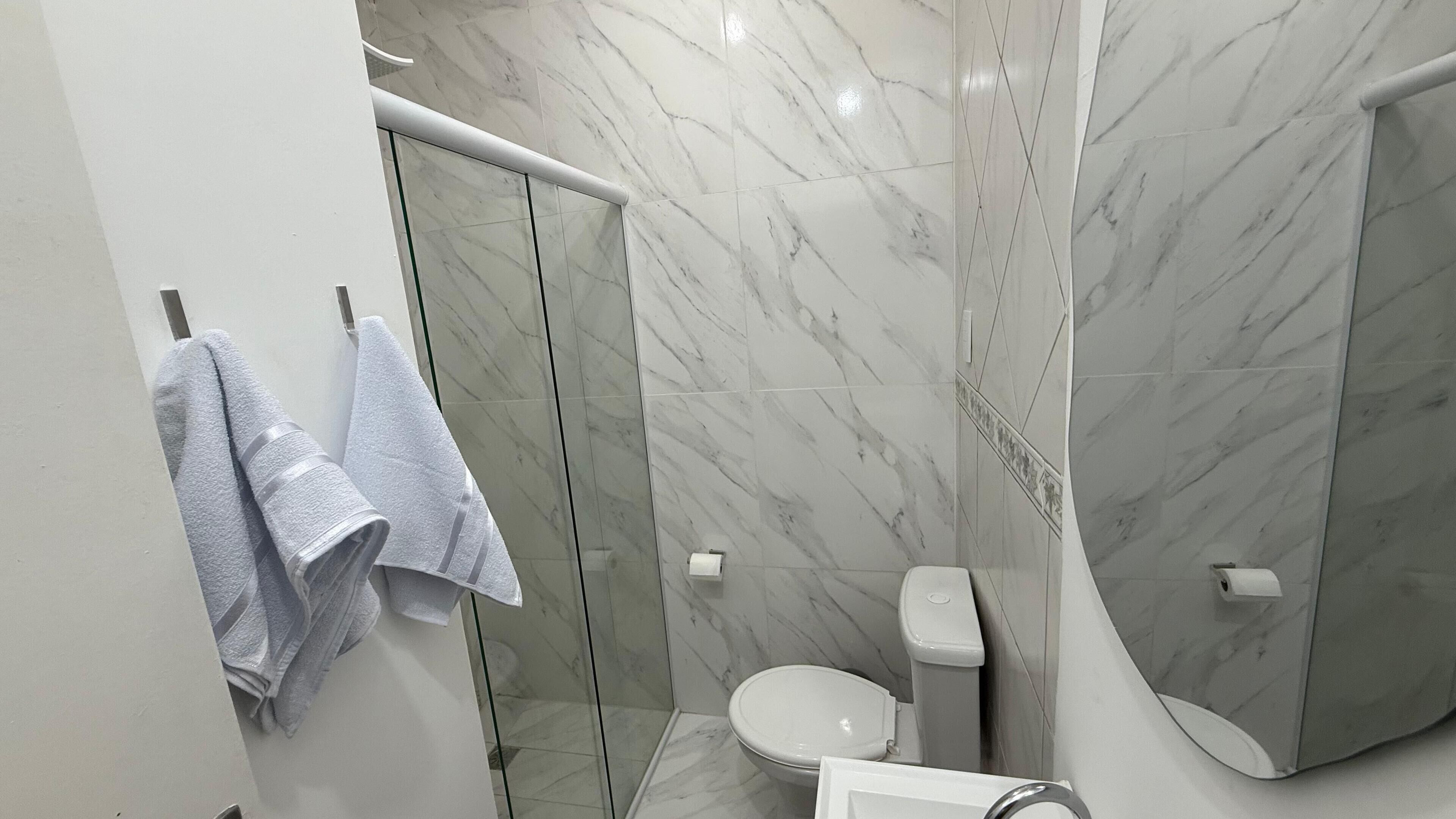 Serviettes fournies, savon, papier de toilette