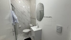 Serviettes fournies, savon, papier de toilette