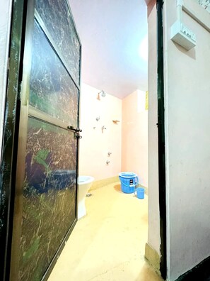 Free toiletries, towels, toilet paper - New Bala Ji (Varanasi)