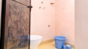 バスアメニティ (無料)、タオル、トイレットペーパー