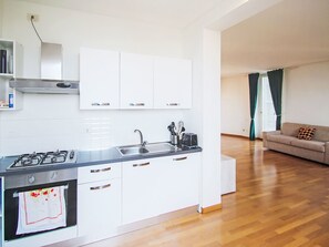 Frigorifero, forno, lavastoviglie, pentole/stoviglie/utensili