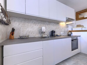 Fridge, oven, dishwasher, cookware/dishes/utensils - Vacation home Majoli by Interhome (Svetvinčenat)