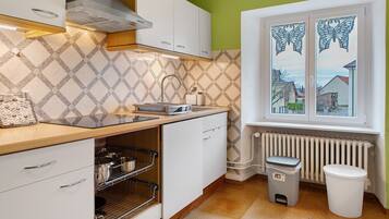 Een koelkast, een magnetron, een oven, een kookplaat