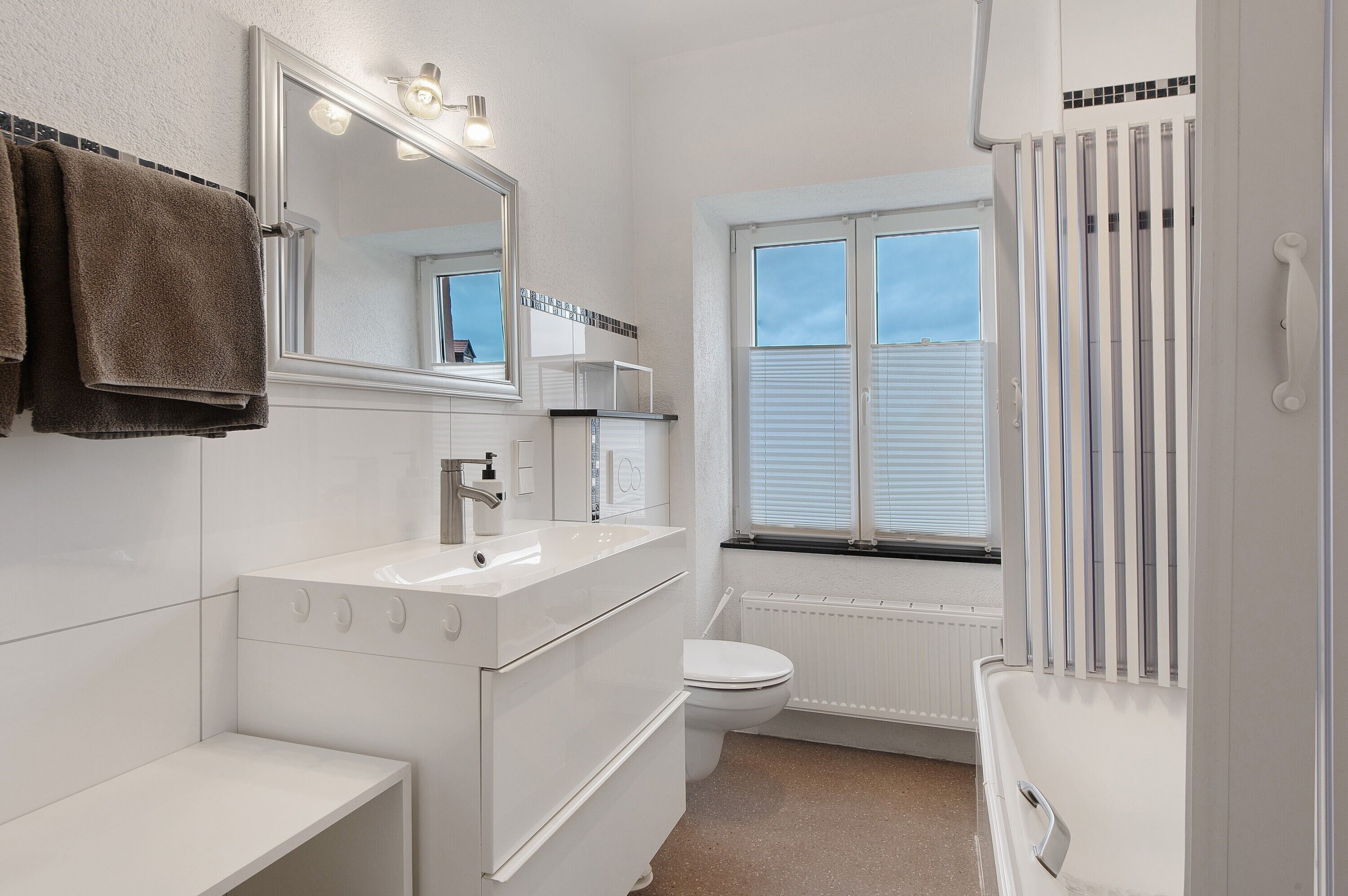 Douche, sèche-cheveux, serviettes fournies