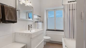 Douche, sĂšche-cheveux, serviettes fournies