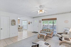 TV, DVD player - Townhouse style condo 1 block from beach! (Indian Rocks Beach)
