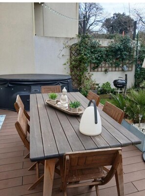 Outdoor dining - Modern house with garden and jacuzzi (Eyguières)