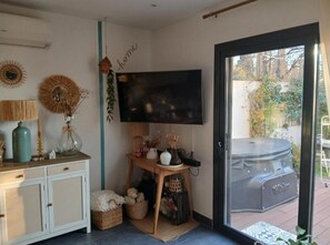 Interior - Modern house with garden and jacuzzi (Eyguières)