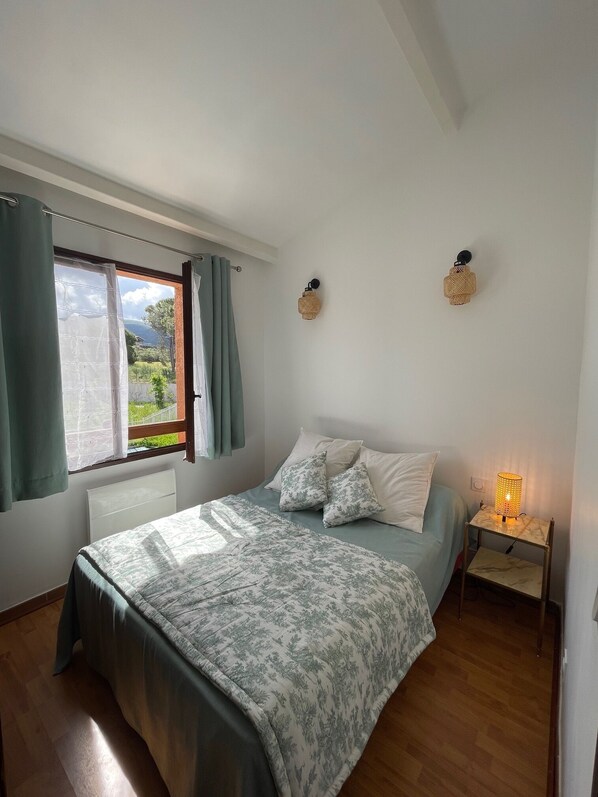 Silitysrauta/-lauta, Wi-Fi, vuodevaatteet