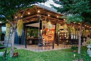 Outdoor dining - IT Me Keawanong Hotel (Nakhon Ratchasima)