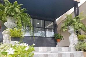 Property grounds - IT Me Keawanong Hotel (Nakhon Ratchasima)